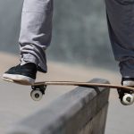 In Friedrichsthal wurde am Mittwochabend (29.07.2020) ein Skater von einem Auto erfasst. Der Fahrer flüchtete einfach. Symbolfoto: Silas Stein/dpa