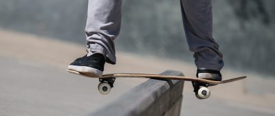 In Friedrichsthal wurde am Mittwochabend (29.07.2020) ein Skater von einem Auto erfasst. Der Fahrer flüchtete einfach. Symbolfoto: Silas Stein/dpa