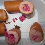 In den Wurst- und Fleischstückchen fand die Polizei kleine pinkfarbene Körnchen, bei denen es sich vermutlich um Rattengift handelte. Symbolfoto: Polizei Bad Segeberg/Presseportal