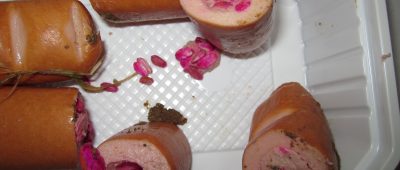 In den Wurst- und Fleischstückchen fand die Polizei kleine pinkfarbene Körnchen, bei denen es sich vermutlich um Rattengift handelte. Symbolfoto: Polizei Bad Segeberg/Presseportal