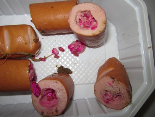 In den Wurst- und Fleischstückchen fand die Polizei kleine pinkfarbene Körnchen, bei denen es sich vermutlich um Rattengift handelte. Symbolfoto: Polizei Bad Segeberg/Presseportal