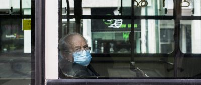 Jugendliche schlugen in Saarbrücken die Scheibe eines Busses ein. Dabei wurde ein 86-Jähriger verletzt. Symbolfoto: Socrates Baltagiannis/dpa-Bildfunk