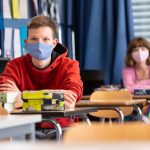 Während des Unterrichts in den Klassenräumen des Saarlandes soll es nach den Ferien keine Maskenpflicht geben. Symbolfoto: dpa-Bildfunk/Sven Hoppe