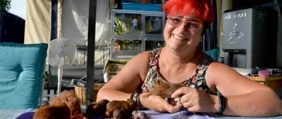 Monika Pfister kümmert sich seit zehn Jahren um Eichhörnchen. Foto: Harald Tittel/dpa-Bildfunk