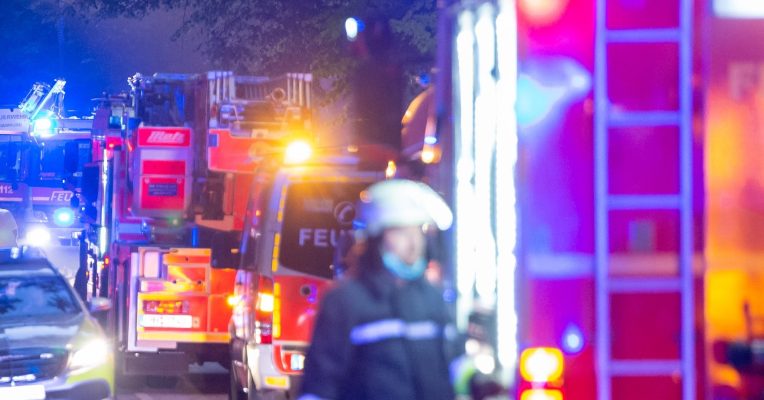 Der Brand in Saarbrücken-Dudweiler war bereits gelöscht, als die Feuerwehr eintraf. Symbolfoto: Jonas Walzberg/dpa-Bildfunk
