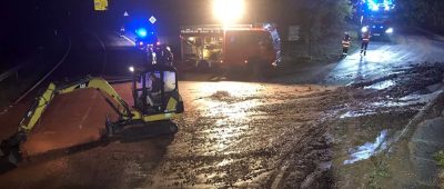 Im Landkreis St. Wendel hatten die Feuerwehren mit Schlamm auf Straßen zu kämpfen. Foto: Feuerwehren Landkreis St. Wendel/Facebook