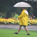 Keine schlechte Kombi in diesen Tagen: Regenjacke und kurze Hose. Foto: Bodo Schackow/dpa-Bildfunk