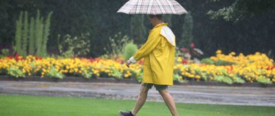 Keine schlechte Kombi in diesen Tagen: Regenjacke und kurze Hose. Foto: Bodo Schackow/dpa-Bildfunk