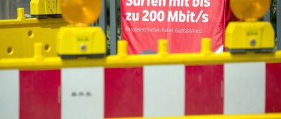 Ein 21-jähriger Autofahrer ist in Merzig-Hilbringen in einen Verteilerkasten gerast und hat daraufhin das Internet in der Umgebung lahmgelegt. Symbolfoto: Arno Burgi/zb/dpa