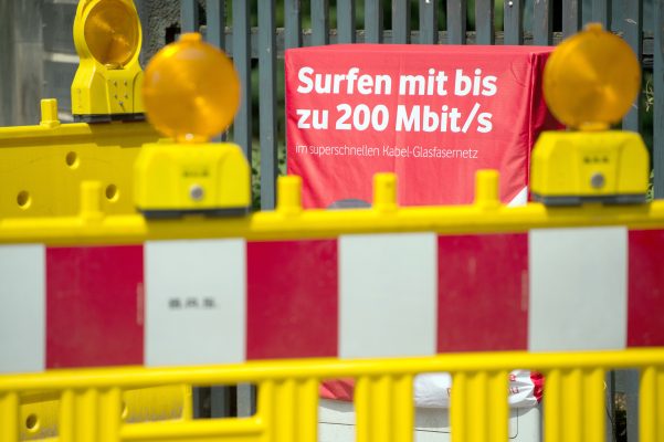 Ein 21-jähriger Autofahrer ist in Merzig-Hilbringen in einen Verteilerkasten gerast und hat daraufhin das Internet in der Umgebung lahmgelegt. Symbolfoto: Arno Burgi/zb/dpa