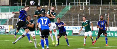 Der FC Homburg (grüne Trikots) schlug den FCS im eigenen Stadion. Foto: Chris Schäfer/SOL.DE