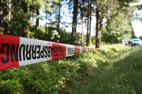 Passanten haben am Samstag (15.08.2020) in einem Waldstück in Saarbrücken eine Leiche gefunden. Symbolfoto: Bodo Schackow/ZB/dpa