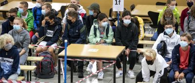 Für Eltern im Saarland ist nicht erklärbar, dass ihre Kinder in der Schule Abstand halten und Masken tragen müssen, während sie andererseits dicht gedrängt in überfüllten Schulbussen unterwegs seien. Symbolfoto: Alexandra Wey/KEYSTONE/dpa