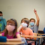 An mehreren Schulen des Regionalverbands Saarbrücken haben sich Corona-Verdachtsfälle bestätigt. Viele Schüler/innen müssen in Quarantäne. Symbolfoto: Gregor Fischer/dpa