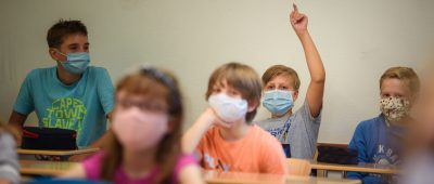 An mehreren Schulen des Regionalverbands Saarbrücken haben sich Corona-Verdachtsfälle bestätigt. Viele Schüler/innen müssen in Quarantäne. Symbolfoto: Gregor Fischer/dpa