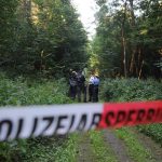 Die Polizei sucht in einem Waldstück in Wadgassen nach der Leiche eines mutmaßlichen Mordopfers. Foto: BeckerBredel