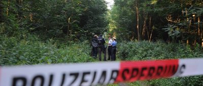 Die Polizei sucht in einem Waldstück in Wadgassen nach der Leiche eines mutmaßlichen Mordopfers. Foto: BeckerBredel