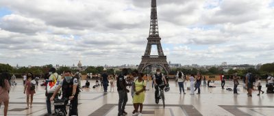 Die Bundesregierung hat am Montagabend wegen der Ansteckungsgefahren eine Reisewarnung für den Großraum Paris sowie weite Teile der französischen Mittelmeerküste ausgesprochen. Foto: Ludovic Marin/AFP/dpa-Bildfunk