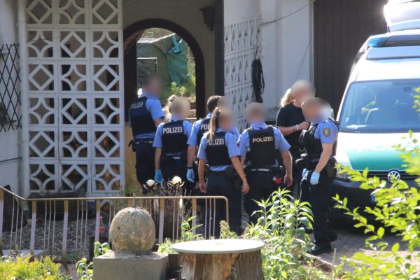 Hier zu sehen: die Polizei bei Ermittlungen in Piesbach. Foto: Brandon Lee Posse