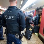 Beamte der Bundespolizei müssen häufig Präsenz in Saarbrücken zeigen, wie hier am Hauptbahnhof. Auch deshalb soll die Bundespolizeiinspektion von Bexbach nach Saarbrücken verlegt werden. Symbolfoto: Oliver Dietze/dpa