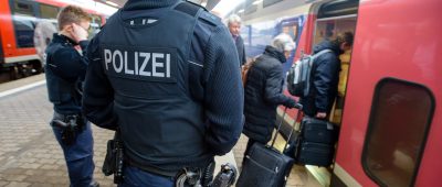 Beamte der Bundespolizei müssen häufig Präsenz in Saarbrücken zeigen, wie hier am Hauptbahnhof. Auch deshalb soll die Bundespolizeiinspektion von Bexbach nach Saarbrücken verlegt werden. Symbolfoto: Oliver Dietze/dpa