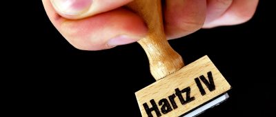 Die Hartz-IV-Sätze werden zum kommenden Jahr erhöht - und zwar stärker, als bislang bekannt. Symbolfoto: dpa-Bildfunk/Ralf Hirschberger