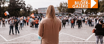 Über 300 Menschen hatten sich zu der Demo in Saarbrücken versammelt. Foto: Vivien Huss Fotografie/Vivien Huß