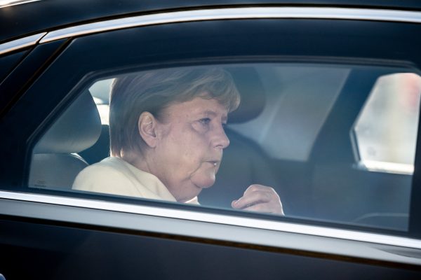 Kanzlerin Merkel will bis Mittwoch über die Aufnahme weiterer Flüchtlinge aus Moria entscheiden. Symbolfoto: Michael Kappeler/dpa