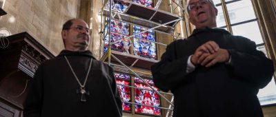 Abt Mauritius Choriol (links) und Bruder Wendalinus freuen sich über die neuen Fenster. Foto: Oliver Dietze/dpa-Bildfunk