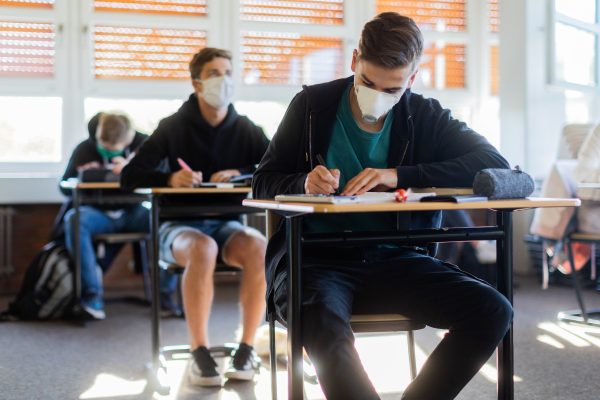 In Saar-Schulen gilt ab Montag eine ausgeweitete Maskenpflicht. Symbolfoto: dpa-Bildfunk/Rolf Vennenbernd