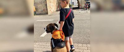 Lias (7) aus Rehlingen und sein Hund Luka sind nun ein ausgebildetes Assistenzhundteam. Foto: Klaus Port/Blieskasteler Schutzengelverein