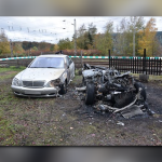 Hier zu sehen: die durch den Brand beschädigten Fahrzeuge. Foto: Polizei