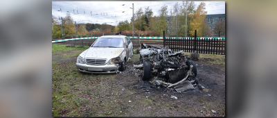 Hier zu sehen: die durch den Brand beschädigten Fahrzeuge. Foto: Polizei