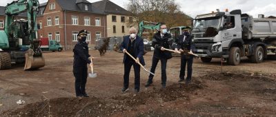 Klaus Bouillon setzt den Spatenstich im "Quartier Ulanen Kaserne". Foto: Katrin Thomas/Ministerium für Inneres, Bauen und Sport