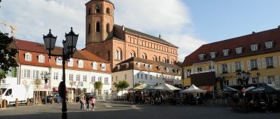 Hier zu sehen: der Homburger Marktplatz mit der Kirche St. Michael im Hintergrund. Foto: Wikimedia Commons/Franzfoto/GNU-Lizenz (Bild unbearbeitet)