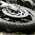 Der Motorradfahrer erlitt bei der Kollision mit dem Baum lebensgefährliche Verletzungen. Symbolfoto: David Young/dpa-Bildfunk