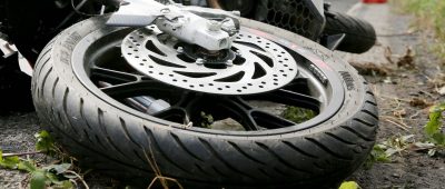 Der Motorradfahrer erlitt bei der Kollision mit dem Baum lebensgefährliche Verletzungen. Symbolfoto: David Young/dpa-Bildfunk