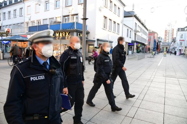 Im Saarland ist die Polizei derzeit unter anderem unterstützend bei Corona-Kontrollen unterwegs. Foto: BeckerBredel