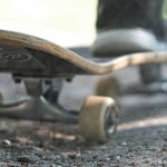 Ein Auto fuhr auf den Skateboarder auf. Symbolfoto: Pixabay