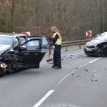 Die beiden Autos kollidierten frontal miteinander. Foto: BeckerBredel