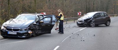 Die beiden Autos kollidierten frontal miteinander. Foto: BeckerBredel