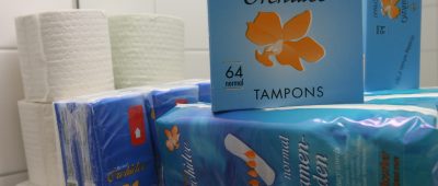 Menstruationsartikel sollten auf Damentoiletten so selbstverständlich sein wie Toilettenpapier, finden die Grünen im Regionalverband Saarbrücken. Symbolfoto: Boris Roessler/dpa-Bildfunk