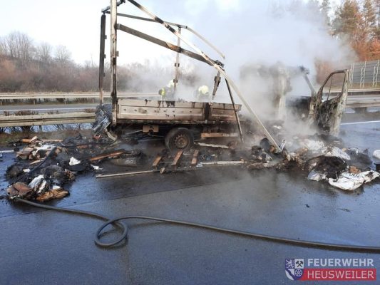 Das Fahrzeug brannte komplett aus. Foto: Facebook/Feuerwehr Heusweiler