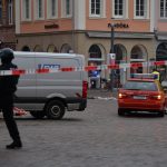 Die Polizei sicherte den Tatort nahe der Fußgängerzone, in der ein Auto mehrere Menschen erfasst und nach ersten Erkenntnissen zwei von ihnen tödlich verletzt hat. Foto: dpa-Bildfunk/Harald Tittel