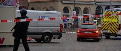 Die Polizei sicherte den Tatort nahe der Fußgängerzone, in der ein Auto mehrere Menschen erfasst und nach ersten Erkenntnissen zwei von ihnen tödlich verletzt hat. Foto: dpa-Bildfunk/Harald Tittel