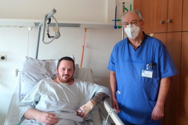 Nikolaus Graf, Oberarzt der Intensivmedizin, behandelte den 27-Jährigen schwerst erkrankten Corona-Patienten Albi Bami. Foto: Klinikum Saarbrücken