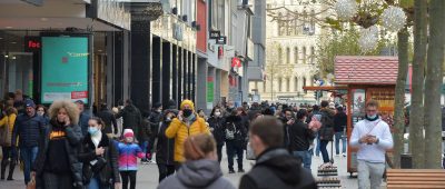 Der Kundenandrang vor den Geschäften könnte laut IHK in der Weihnachtszeit durch die längeren Öffnungszeiten entzerrt werden. Foto: BeckerBredel