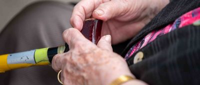 In einem Homburger Seniorenheim gelten noch 60 Bewohner:innen als infiziert. Foto: Daniel Karmann/dpa-Bildfunk