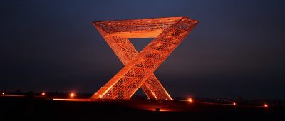 Der Förderverein BergbauErbe Saar hat sich an der Kampagne "Orange the World" beteiligt und das Saarpolygon zum gestrigen Internationalen Tag der Menschenrechte Orange leuchten lassen. Foto: BeckerBredel