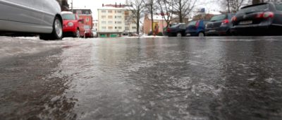 Laut DWD ist im Saarland eine Glatteisgefahr gegeben - zumindest im Bergland. Symbolfoto: Daniel Karmann/dpa-Bildfunk